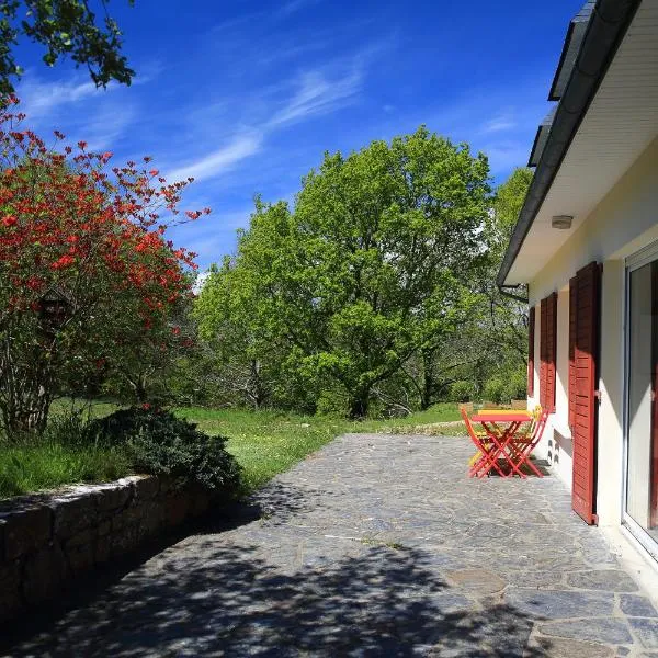 Aux Arbres Chanteurs, hotel in Ploulech