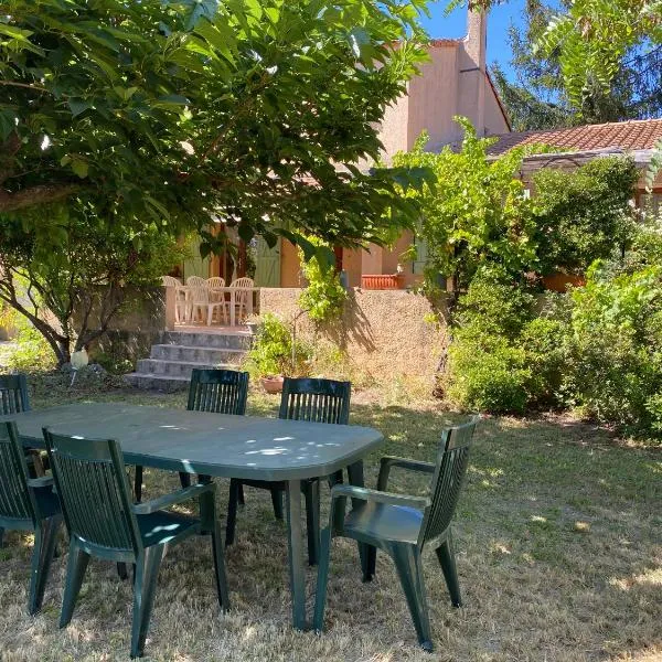 Maison provençale en campagne à Eguilles، فندق في إيغيليه