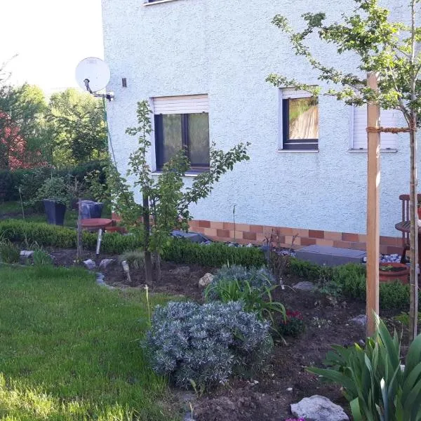 2 Zimmer FeWo mit Außenpool und Sauna, hotel u gradu Sulzfeld am Main