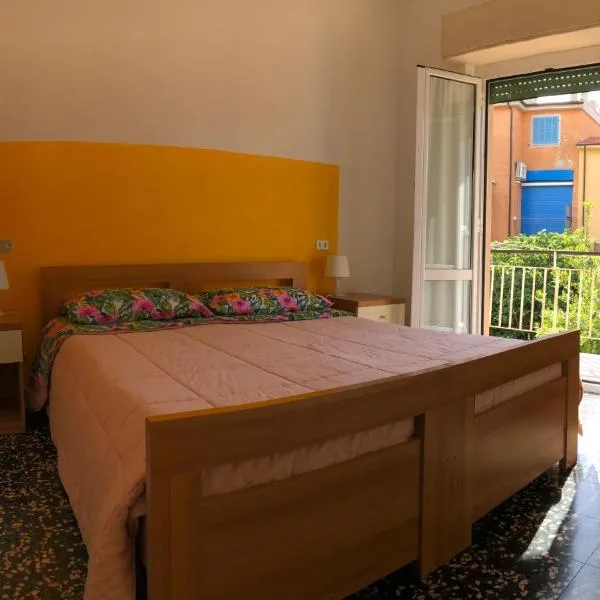 Appartamento in pieno centro a 100m dal mare, hotel a Spotorno