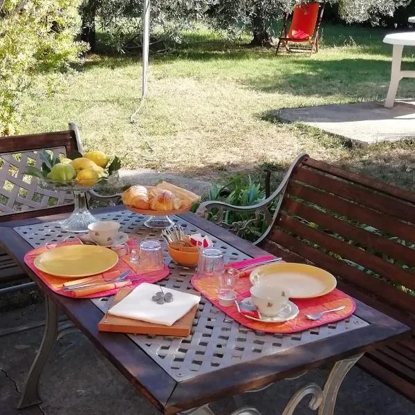 Calicantus bed and breakfast، فندق في ألبينغا