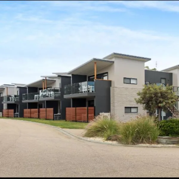 Captains Cove 1st Floor Spa Luxury Apartments - Free Netflix, hotel di Paynesville