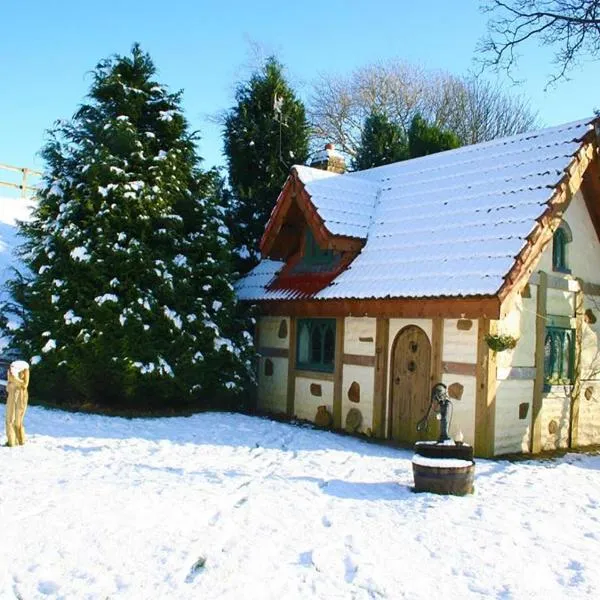 Snow Whites House - Farm Park Stay with Hot Tub、Llanedyのホテル