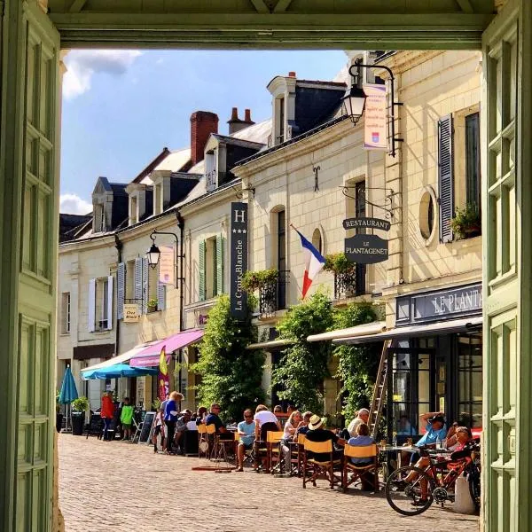 Logis Hotel La Croix Blanche Fontevraud, hotel em Fontevraud L'Abbaye