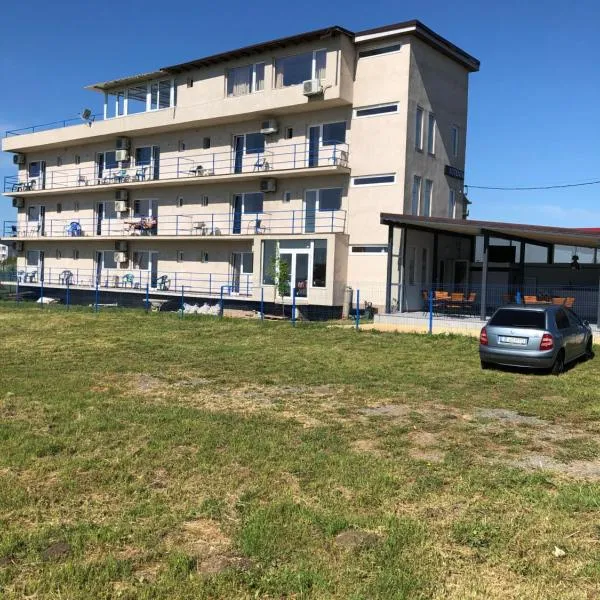 Autentic Boutikue, hotel u gradu Kostinešti