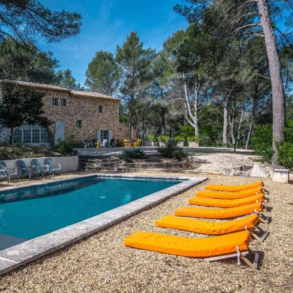 Stunning panoramic views and heated pool in Roussillon, hotel u gradu 'Roussillon'