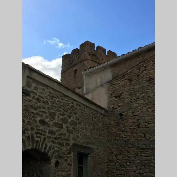Le Petit Ormeau attenant à la Tour du Portail Neuf, hotel in Laure-Minervois