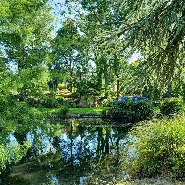 Rose & Stream Retreat, hotel em Rangiora