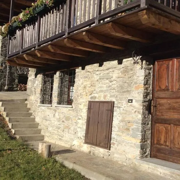 Chalet a La salle Affittasi grazioso e ampio monolocale CIR n 0095, khách sạn ở Château
