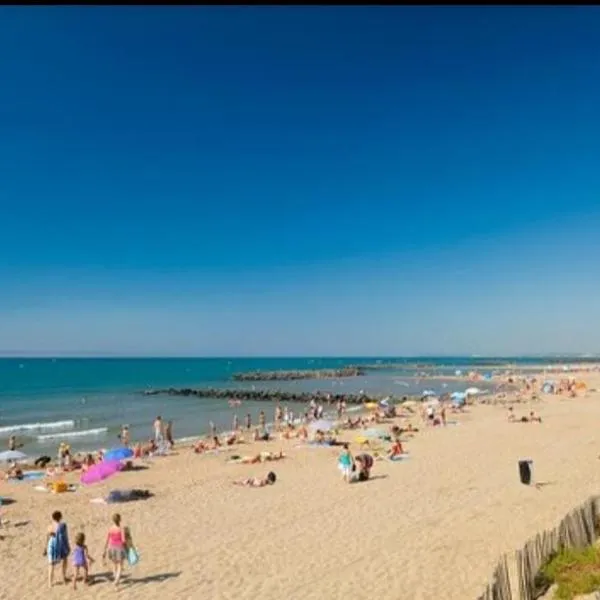 coté plage caravane, hotell i Vias