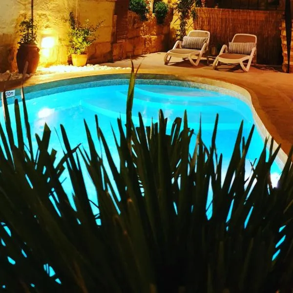 Bedroom buddha with private external barhroom, hotel in Kerċem