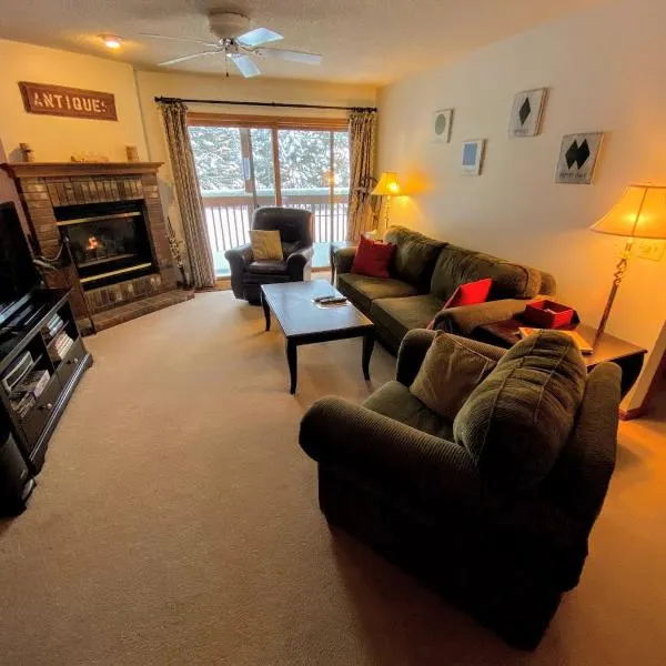 S4 Ski Slope Views Bretton Woods condo with easy access to Mt Washington Skiing White Mountains, hotel in Carroll