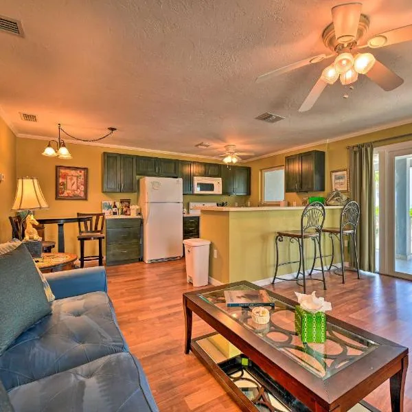 Bright Coastal Condo Walk to Lido Key Beach!, hotel en Sarasota