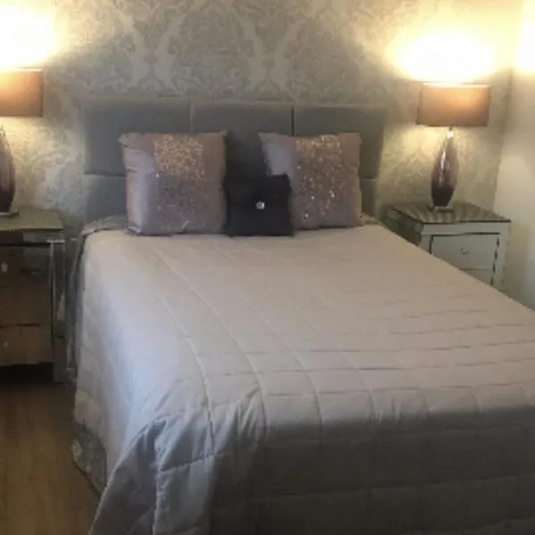 Double room with en-suite. Central for North West, hotel en Rainhill