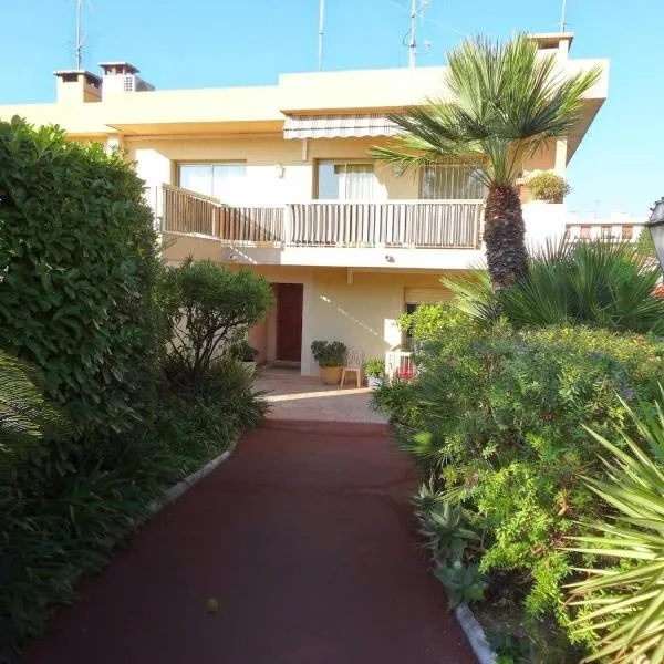 Les Ondes - Terrasse RdC Villa Calme Parking Proche Plage, hotel v destinaci Antibes