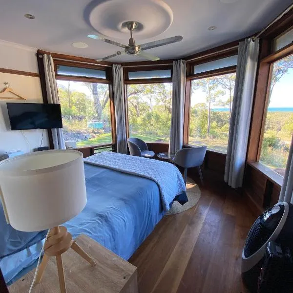 The Pool House - Crescent Head - stunning ocean views, pet friendly, hotel en Crescent Head