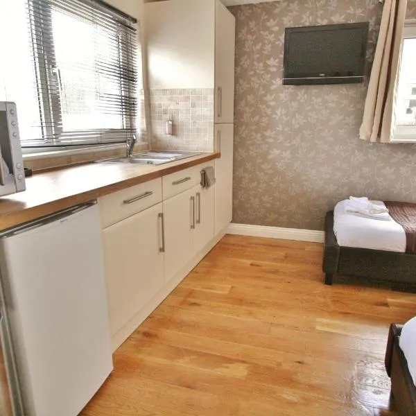 Central Studios Gloucester Road by RoomsBooked - Free Parking, hotel v destinaci Cheltenham