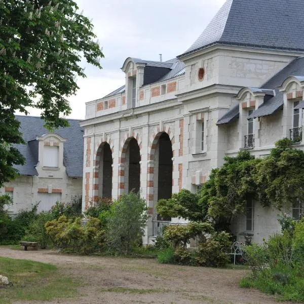 L'Orangerie du Château - LE NID - GITE 2 Personnes, hotel in Brain-sur-Allonnes