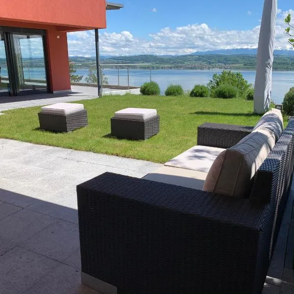 Villa au bord du lac de Morat avec vue imprenable, hotel v destinaci Bellerive