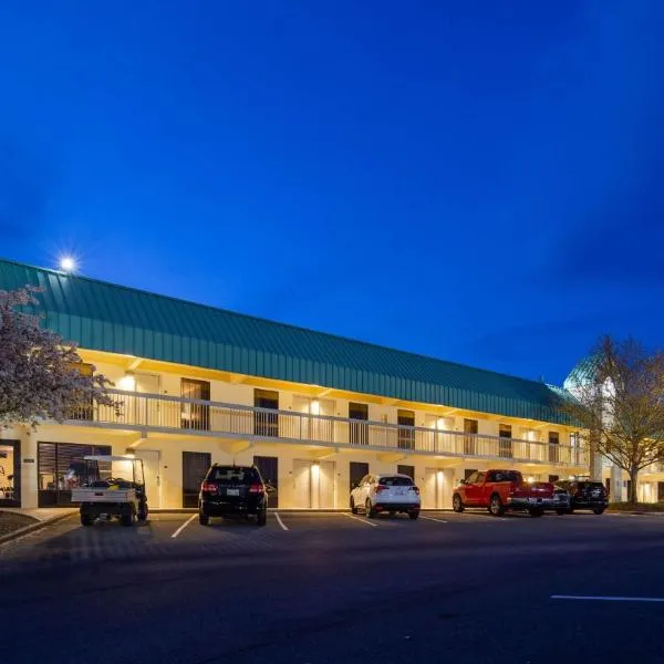 Best Western Newport Inn, hotel em White Pine