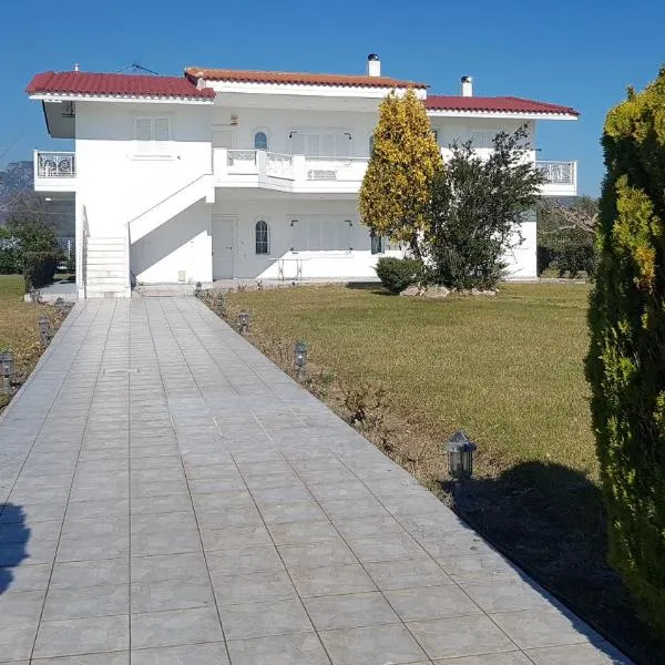 Silver villa Raches maisonette & Green, hotel in Kouvéla