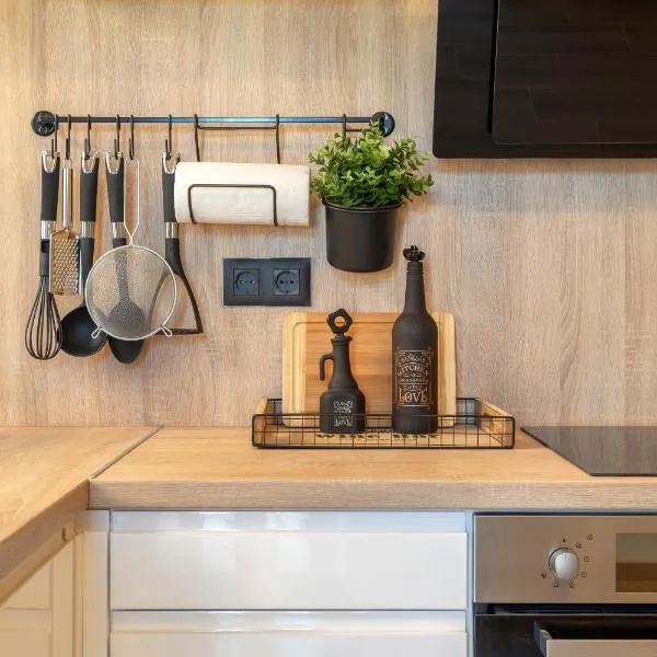 TEONA Luxury Studio Apartment with jacuzzi and terrace sea view、サリのホテル