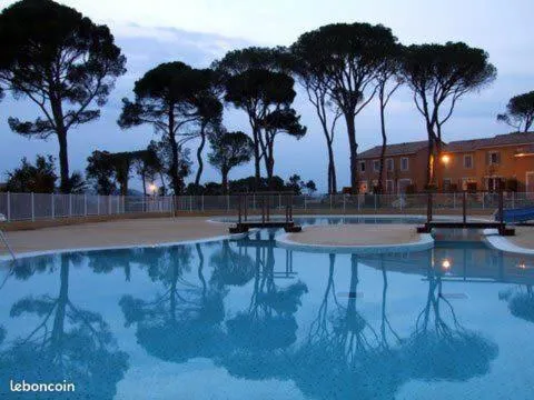 Maison climatisée avec piscine chauffée, hotel v destinácii Calvisson