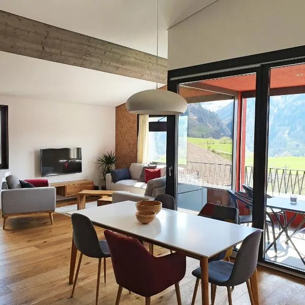 3,5 Zimmer Dachwohnung: Modern, komfortabel, zentral, mit Bergsicht, hotel in Disentis