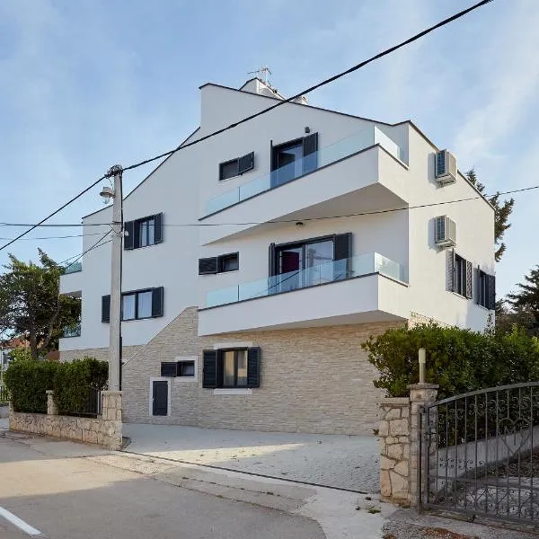 Apartments Nika, hotel in Turanj