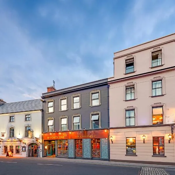 Queens Hotel, hotel em Ennis