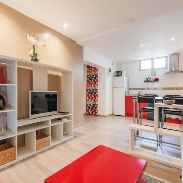 studio next to bordeaux city center with a terrace โรงแรมในเบกเลส์
