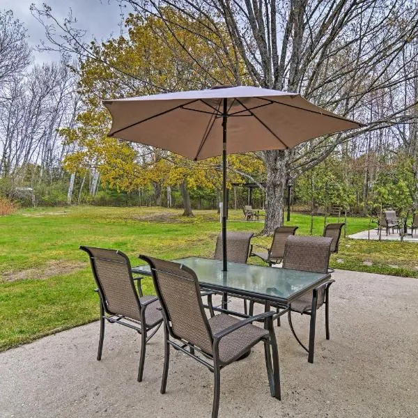 Pet-Friendly Charlevoix Cabin Walk to Lakefront!, hotel in Charlevoix