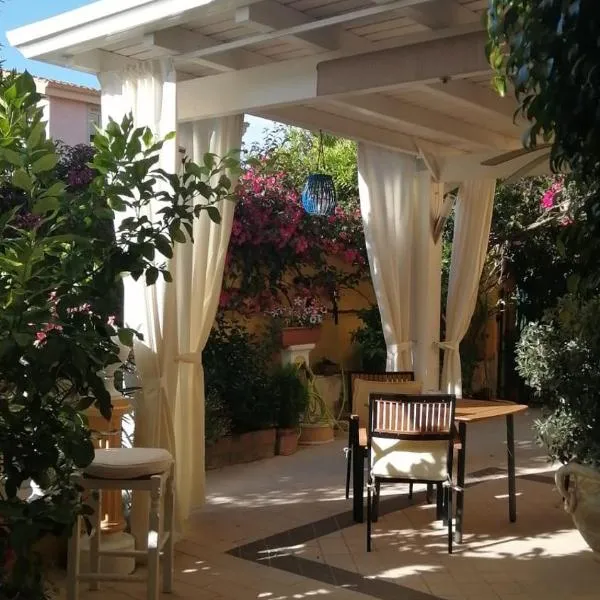 Domos Le Due Tuie, hotell i Piscinas