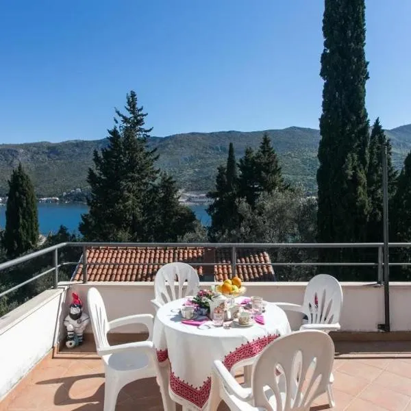 Apartments Tramonto, hotel v Zatone
