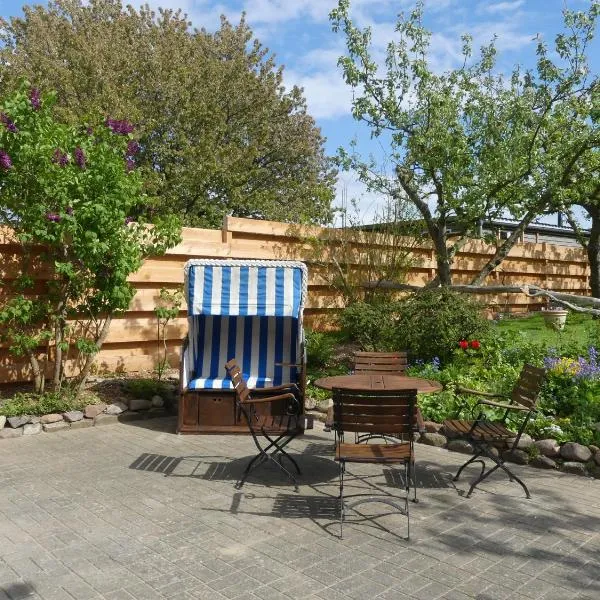 Ferienhaus Fischerhaus, Doppelhaushälfte, Terrasse und Garten, Lancken Granitz, Hotel in Seedorf