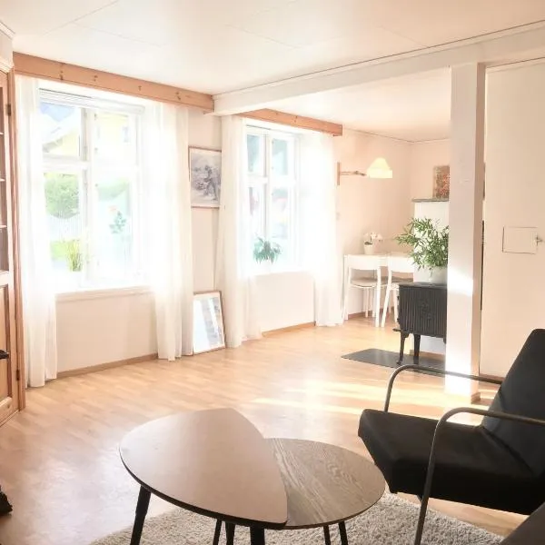 Villa Holmen, ground floor apartment, hotel in Vangsnes