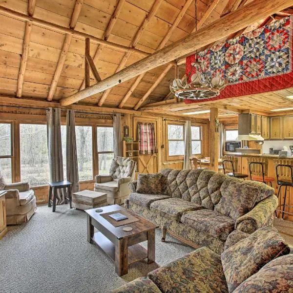 Rustic River View Cabin with Fire Pit, Games and Grill, hotel in Houghton Lake
