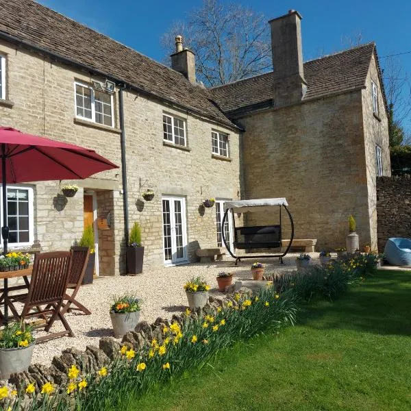 Thames Head Wharf - Historic Cotswold Cottage with Stunning Countryside Views, hotel in Cirencester
