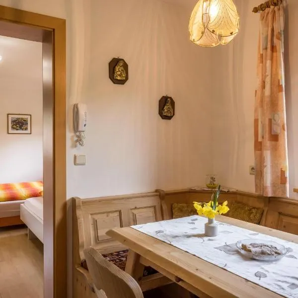 Ferienwohnung Kirchblick Gasser, hotel v destinaci Terento