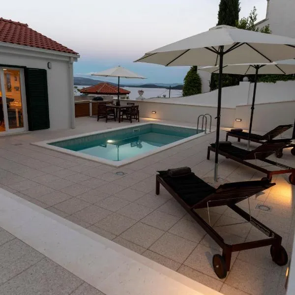 Villa Solenta s grijanim bazenom, Hotel in Stomorska