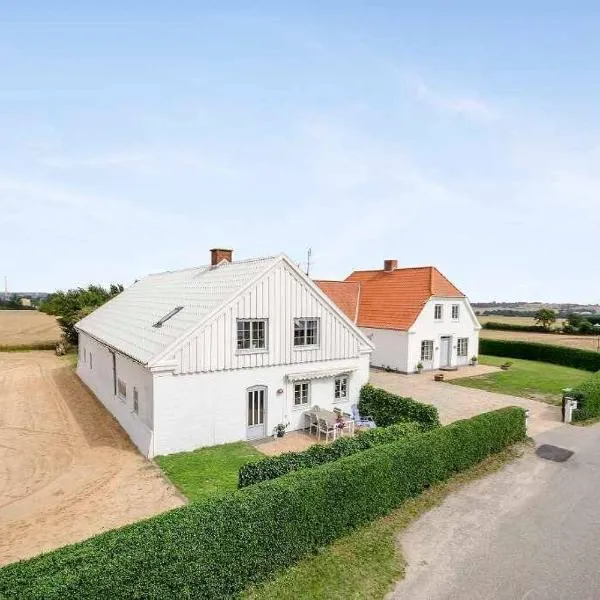 Big house in the countryside near UNESCO city, hotel in Knud