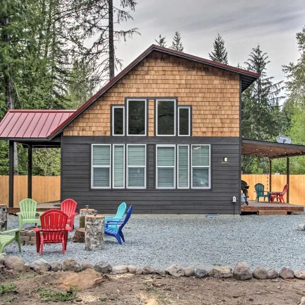 Cozy Cabin - 5 Miles to Mt Rainier National Park!, khách sạn ở Mineral