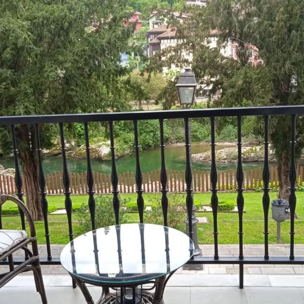Apartamento con terraza al Puente Romano, hotel v destinaci Cangas de Onís