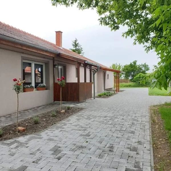 Kajári Apartmanház, hotel in Jenő