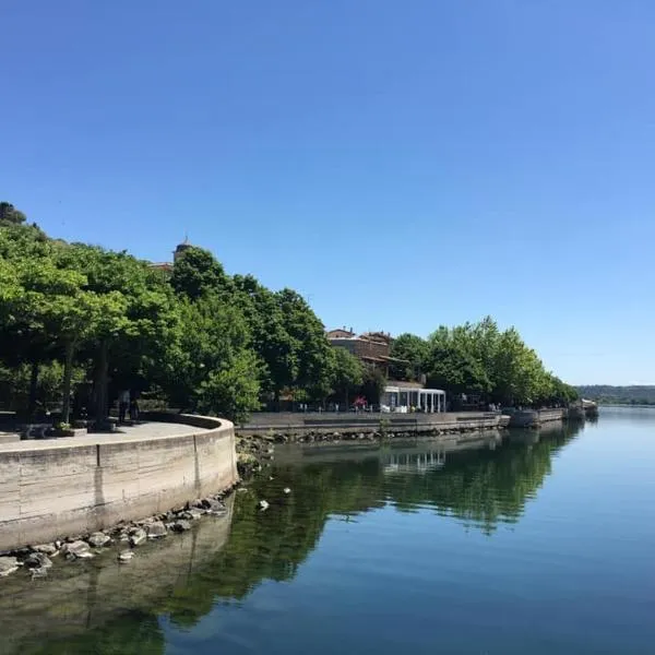 Trevignano Vecchio - Suite Apartment: Trevignano Romano'da bir otel