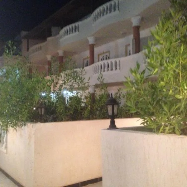 Two Bedroom Appartment With Roof, Misr El-Gadida Resort, hotel en Dawwār Abū Duray‘ah ‘Abd al Karīm