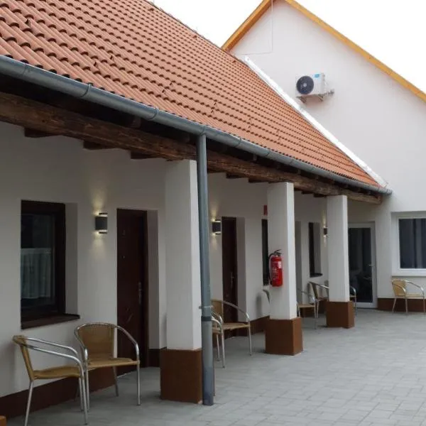 Czermann Holiday Inn: Vértessomló şehrinde bir otel