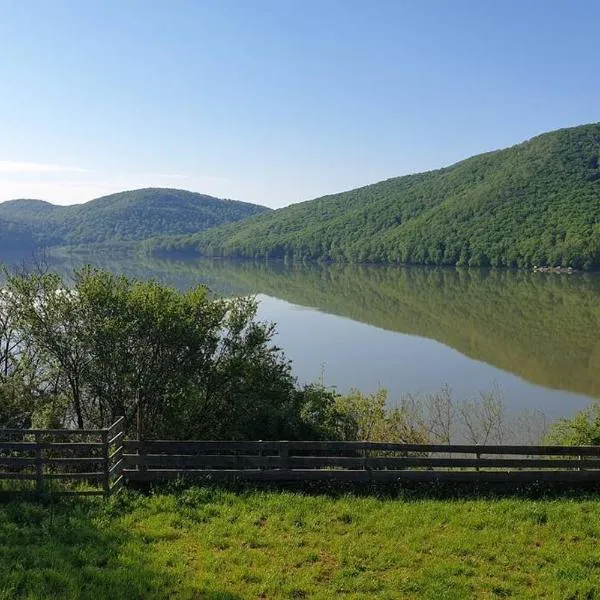 Entire Chalet, Amazing Panoramic View of Calinesti Oas Lake, hotel en Apa