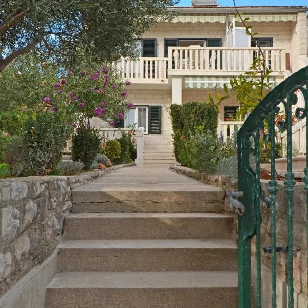 Villa Fontana Apartment Olive, hotel in Bol