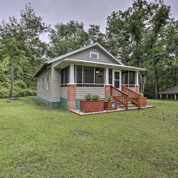 Renovated Home with Screened-In Patio on Hwy 90!, hotel a Quincy